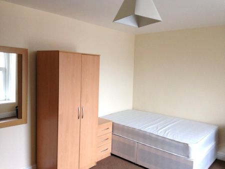 3 bedroom apartment to rent - Photo 4