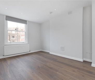A spacious three double bedroom flat set over two floors with high ... - Photo 2