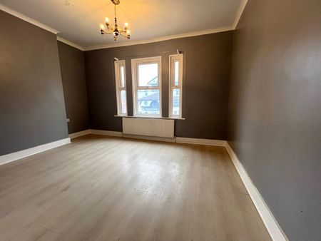 2 Bed Flat, High Road, IG1 - Photo 2