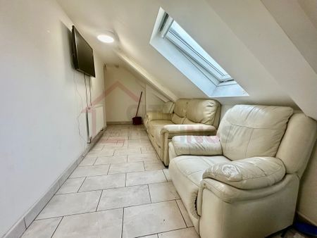 4 Bedroom Flat - Photo 2