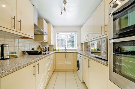 A well presented, refurbished, ground floor apartment with garage and communal riverside gardens in heart of Eton within a short walk of Eton and Windsor Stations. - Photo 5