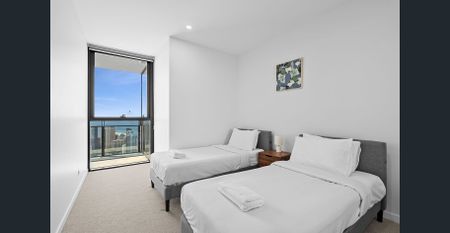 Sky-High Luxury Living – Fully Furnished Apartment with Breathtaking Views in the Heart of Broadbeach - Photo 3