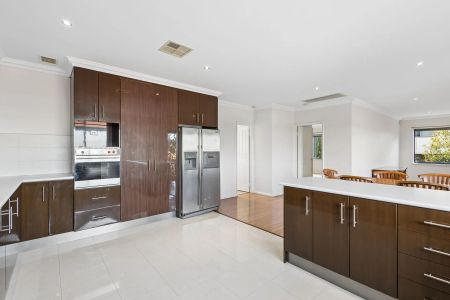 Spacious & Modern Living in the Heart of Wembley - Photo 2