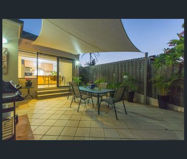 Comfortable 3x2 Home with Double Garage & Private Courtyard - Photo 6