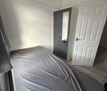 Room in a Shared House, Aldborough Road South, IG3 - Photo 1