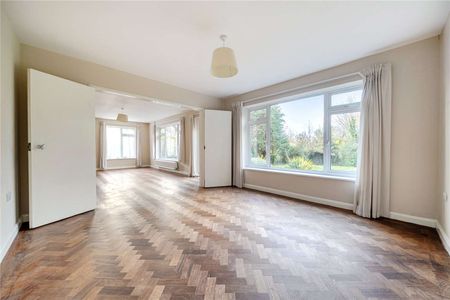 Five-bedroom family home in Netley Abbey. - Photo 2