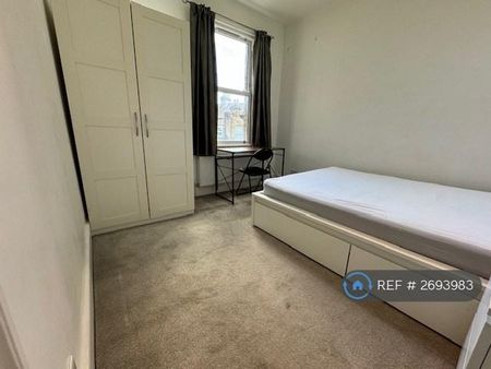 1 bedroom in a house share to rent - Photo 3