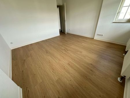 DG mit Aufzug / neue Bodenbeläge / Balkon / zwei Bäder ! - Foto 5