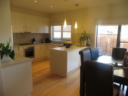 2/2 Rhonda Street, Mount Waverley VIC 3149 - Townhouse For Rent | Domain - Photo 5