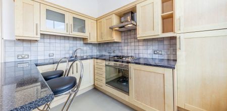 Recently refurbished one bedroom flat set with a period house near tube & shops - Photo 4