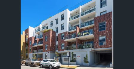 SPACIOUS FURNISHED ONE BEDROOM APARTMENT ON BROWN ST - Photo 2