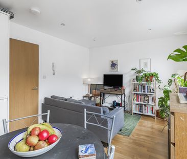 Ferndale Road, Clapham North, London, SW4 - Photo 2