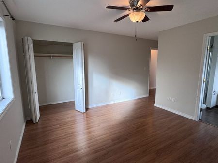 Central – 3 bed, 2 bath top floor unit in four-plex - Photo 3