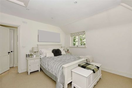 Character cottage offering excellent living space in a charming setting - Photo 4
