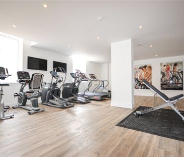 Well presented 2 bedroom first floor apartment at this prestigious ... - Photo 2