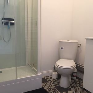 CHAMBRE EN COLOCATION AVEC SALLE DE DOUCHE ET WC PRIVES PROCHE IUT INSET ET GARE - Photo 3