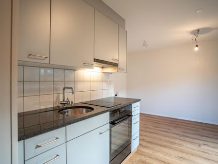 Erstvermietung nach Renovation: Kompakte Maisonette-Wohnung mit Balkon - Photo 2