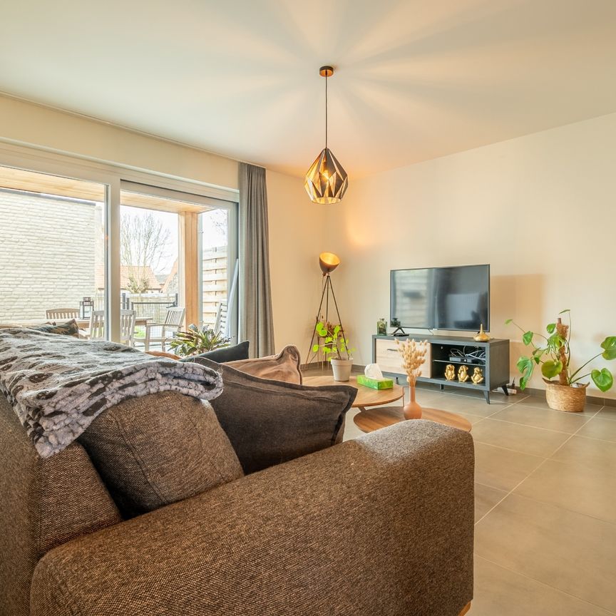 KRUISHOUTEM – Energiezuinig gelijkvloers appartement met 2 SLPK én garage - Foto 1
