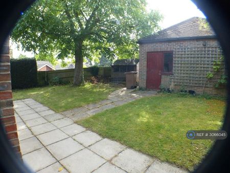 1 bedroom in a house share to rent - Photo 4