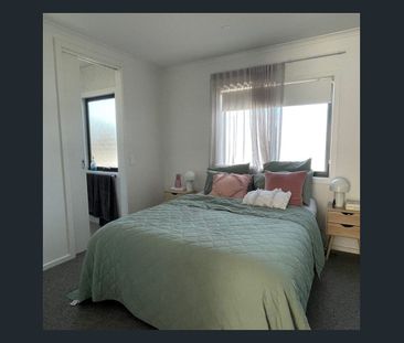 MODERN TWO BEDROOM TOWNHOUSE - Photo 1