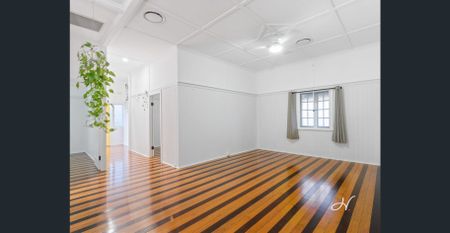 CHARMING & VERSATILE 2-BEDROOM HOME IN ONE MILE - Photo 2