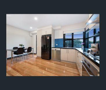 Stylish & Spacious Living in Leafy Blackburn - Photo 5