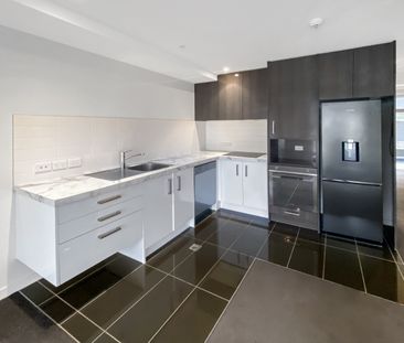 Stylish Inner-City Apartment with Balcony & Car Park - Photo 3