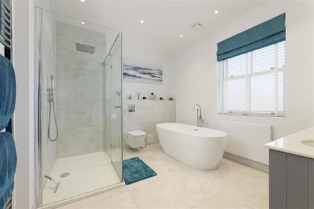 4 bedroom detached house to rent - Photo 3