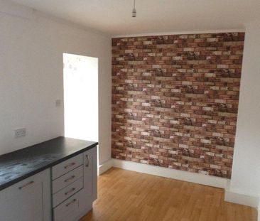 3 bedroom semi-detached house to rent - Photo 6