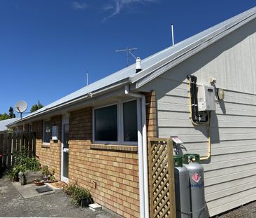 Cute Two Bedroom Unit Close to the Hospital - Photo 6