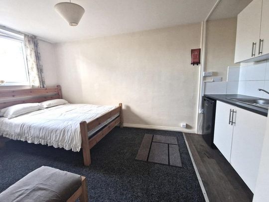 1 bedroom in a house share to rent - Photo 1