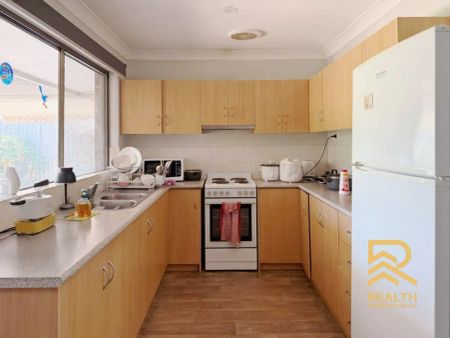 “Comfortable Family Living in a Prime Parkwood Location” - Photo 2