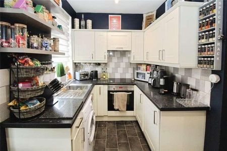 High Street, Hornchurch, RM11 - Photo 5