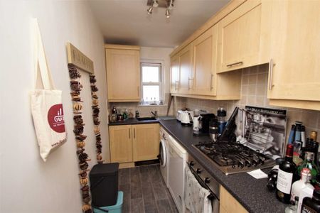 2 bed First Floor Flat for rent - Photo 3