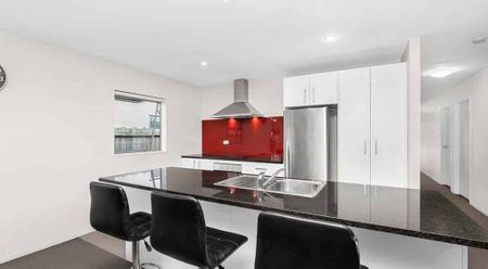 For Rent: Immaculate Four-Bedroom Family Home in Takanini - Photo 3