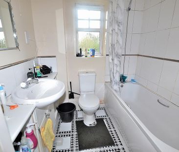 3 bedroom flat to rent - Photo 4