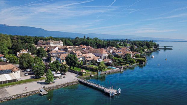Belle maison mitoyenne avec grand jardin privative à Coppet - Photo 1