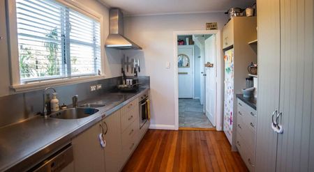 Three Bedrooms, Owhiro Bay - Photo 2