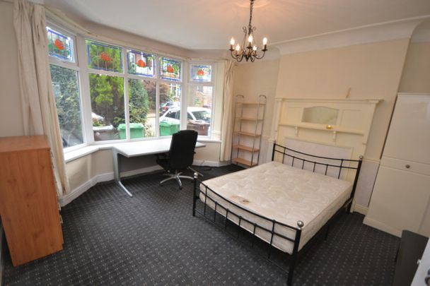 6 bed Detached House for Rent - Photo 1