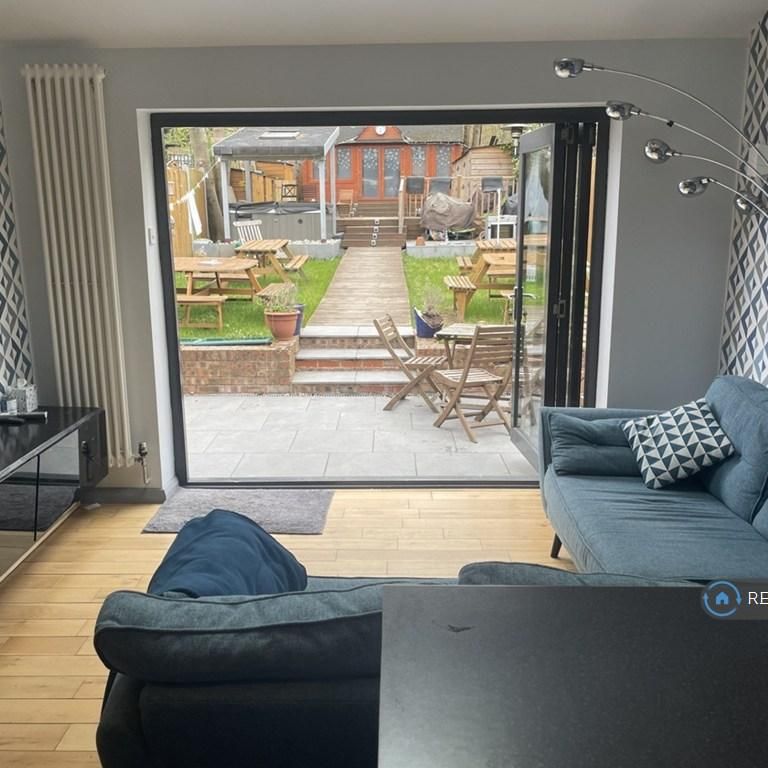 1 bedroom in a house share to rent - Photo 1