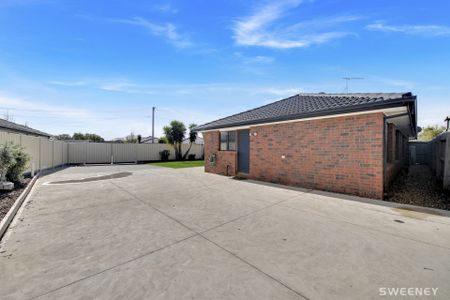 Spacious three bedroom two bathroom home in quiet court location - Photo 5