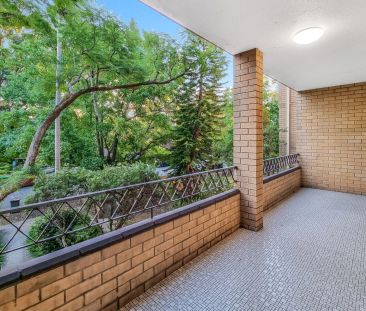 UPDATED 2 BEDROOM MODERN APARTMENT WITH FLOORBOARDS THROUGH-OUT - Photo 2