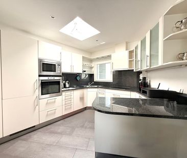 Recently built • Over 200 m² of private terraces • Jacuzzi • Panoramic view • 3 parking spaces - Photo 4