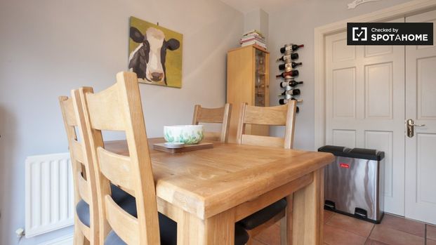 En-suite double bedroom in 3-bedroom house in Dublin - Photo 1