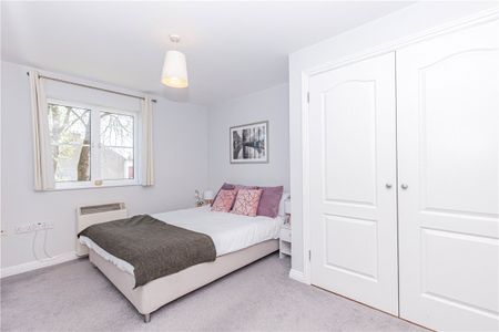 Well presented two bedroom/two bathroom first floor furnished apartment in the heart of the city centre. Allocated parking, balcony and communal garden. - Photo 4
