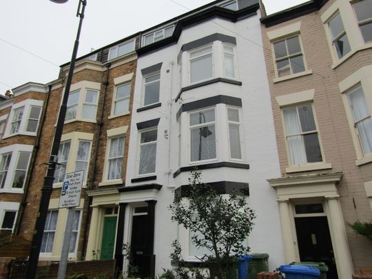 Quiet, modern and clean house share, close to town centre - Photo 1