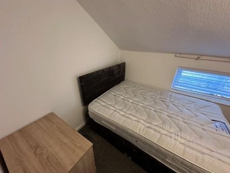 3 bedroom flat to rent - Photo 4