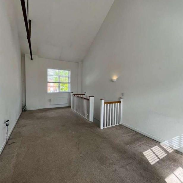 Alexandra Road, Farnborough, GU14 - Photo 1