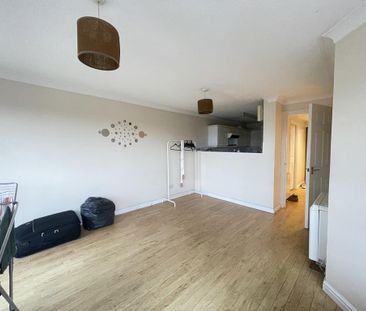 2 bedroom flat to rent - Photo 2