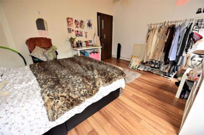 3 bedroom Flat in Ebberston Terrace, Leeds - Photo 2